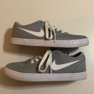 Women’s Nike SB Solar Check sneaker, gray fabric, size 8.